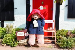 Paddington, the Queen and Boris Johnson on Sonning Scarecrow trail Paddington, the Queen and Boris Johnson on Sonning Scarecrow trail
