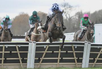 Listentoyourheart snatches New Year's Day victory as jump racing returns to Windsor