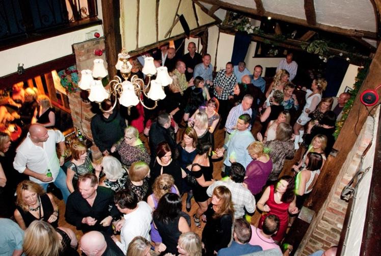 ASCOT OVER 35S TO 50S PLUS GLAMOUR PARTY FOR SINGLES & COUPLES - FRIDAY 10TH APRIL