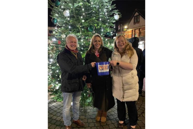 MP switches on lights to Twyford's Tree of Christmas Wishes