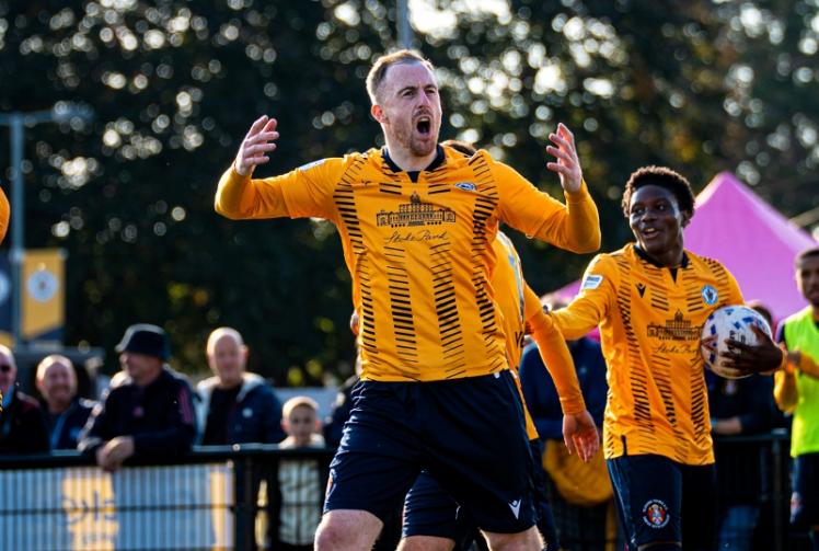 Davies sees 'light at end of tunnel' after Slough Town's heaviest defeat