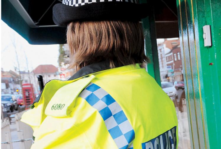 Man, 20, mugged at knifepoint in Caversham